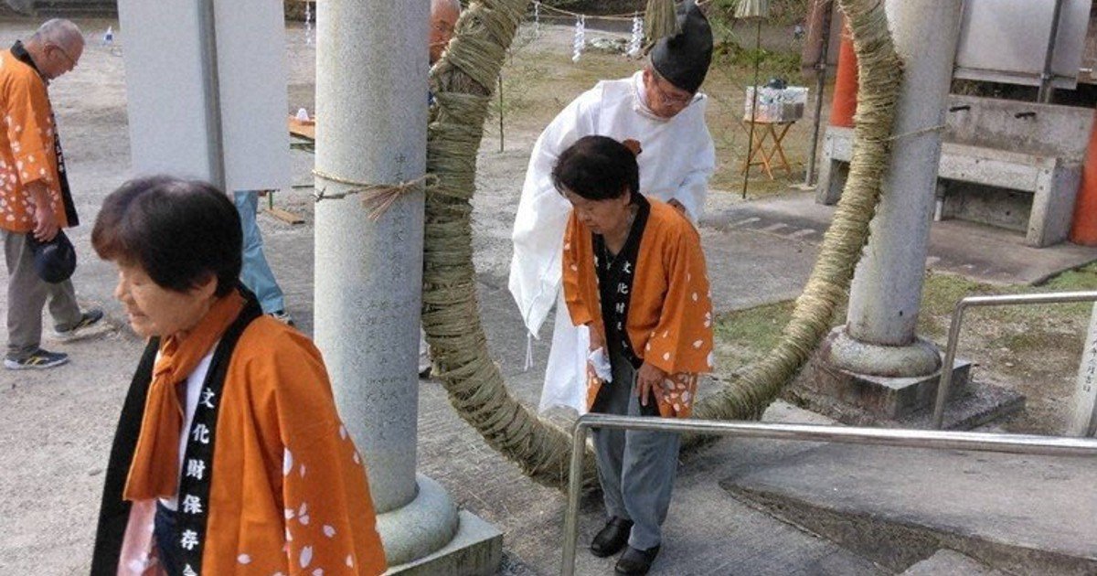 茅の輪くぐりの様子