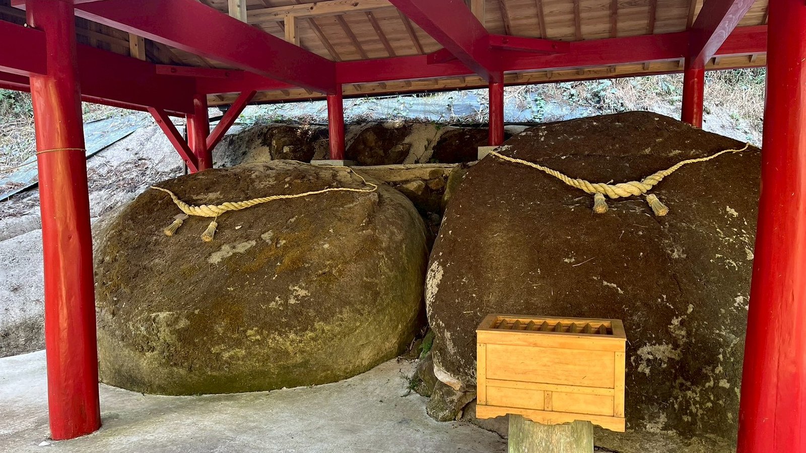 投谷八幡宮の石體